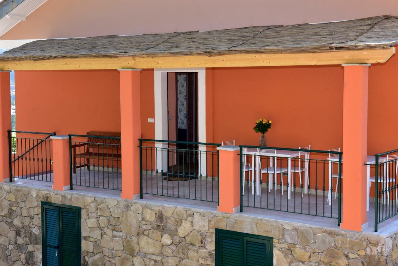 ונטימיגליה Agriturismo Un Mare Di Fiori מראה חיצוני תמונה